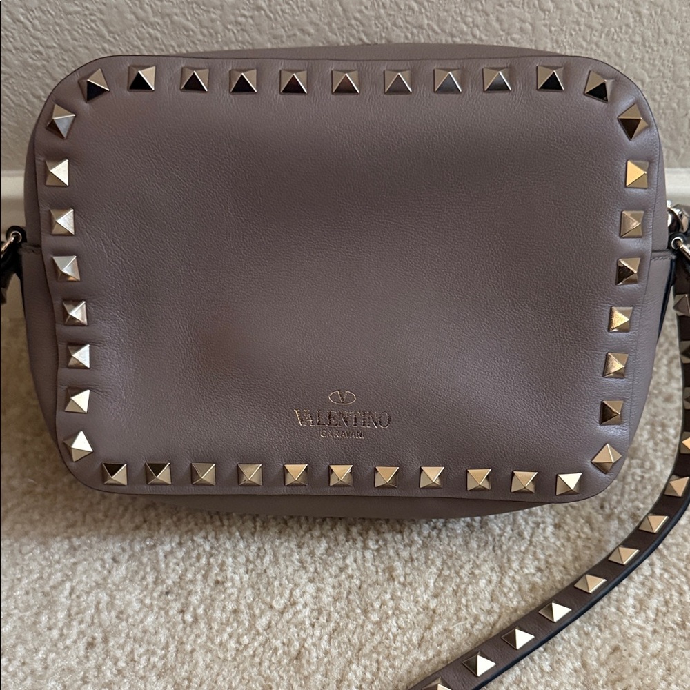 Authentic VALENTINO Smooth Leather Rockstud Camera Bag shoulder/cross body